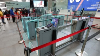 Посадку по биометрии на самолеты между Москвой и Петербургом запустят 1 июня