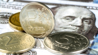 ЦБ понизил курс доллара на 15 мая до 73,14 рубля