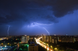 Жителей Москвы предупредили о грозе с сильным ветром