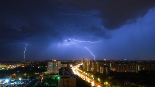 Жителей Москвы предупредили о грозе с сильным ветром