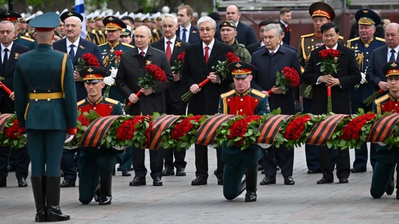 "Огромный вклад в общую Победу": президент Казахстана отпраздновал в Москве 9 мая