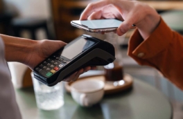 Единый QR-код для платежей появится в магазинах и кафе 1 сентября