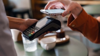 Единый QR-код для платежей появится в магазинах и кафе 1 сентября
