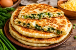 Вместо пирожков и возни с духовкой: как приготовить быстрые и пышные лепешки с сыром на кефире