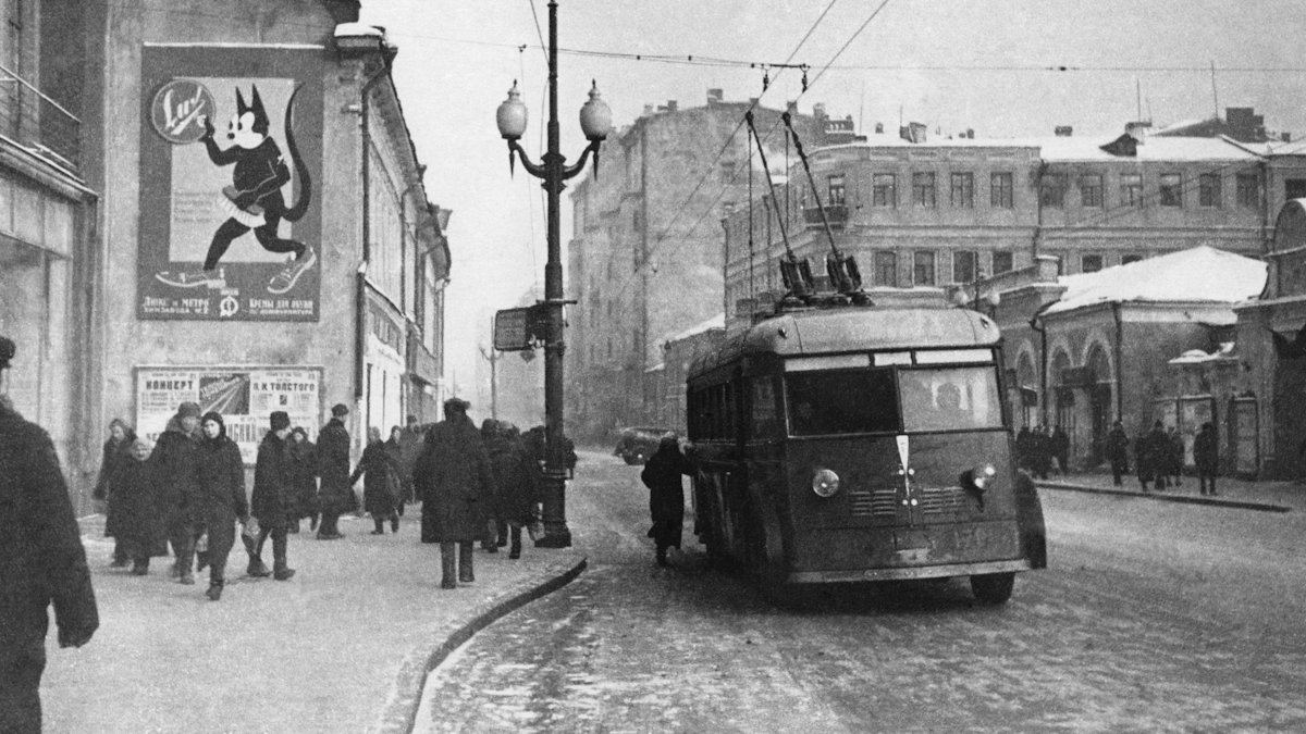 Остановка троллейбуса на Арбате в Москве, 1930 г.