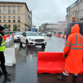 О перекрытиях движения в 3 округах Москвы и восьмибалльных вечерних пробках предупредил дептранс
