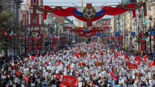 Более 100 тысяч человек участвовали в шествии "Бессмертного полка" в Петербурге