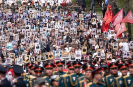 Сотни тысяч человек уже приняли участие в шествиях "Бессмертного полка" в городах России
