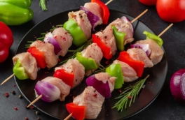 Мягкое мясо за 15 минут: три секретных маринада для шашлыка, когда нет времени ждать