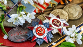 Посольство РФ потребовало от властей Берлина отменить запрет на символику Победы на мемориалах