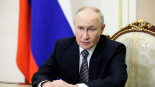Путин указал на осложнение военно-политической ситуации в мире