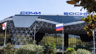 Более 50 самолетов отстают от графика в аэропорту Сочи