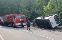 Два человека погибли и 21 пострадал при лобовом столкновении грузовика с маршруткой в Подмосковье