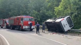 Один человек погиб и 14 пострадали при лобовом столкновении грузовика с маршруткой в Подмосковье