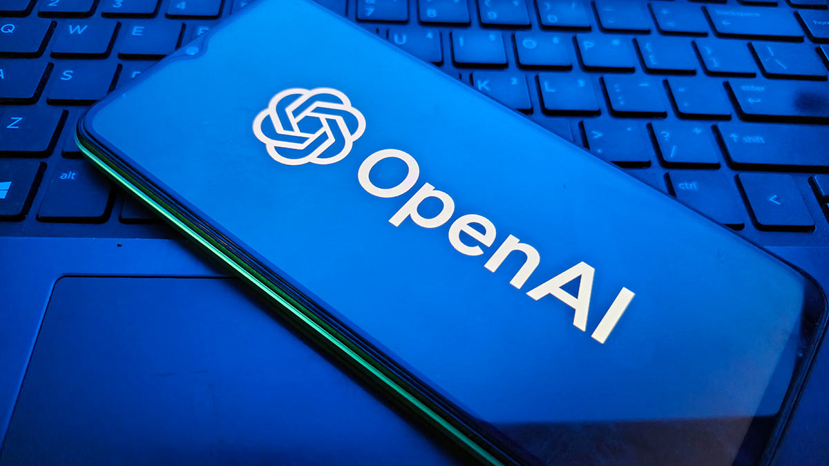 Смартфон с OpenAI на экране