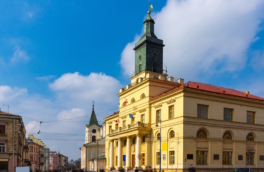 Власти польского Люблина сняли флаг Украины с ратуши после присвоения роду войск ВСУ имени "героев УПА"