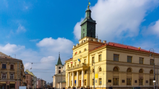 Власти польского Люблина сняли флаг Украины с ратуши после присвоения роду войск ВСУ имени "героев УПА"