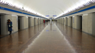 Администрация Петербурга не увидела нарушения закона в размещении нацистских шевронов на полу станции метро "Парк Победы"
