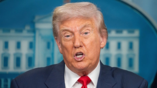 Трамп пообещал заставить Иран "многократно заплатить" за смерть каждого американца