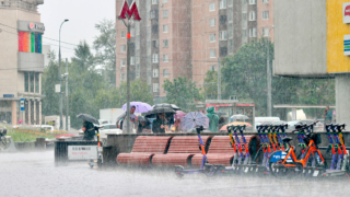 Московским водителям рекомендовали пересесть на метро из-за перекрытий в центре и дождя