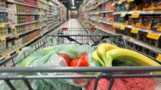 Продуктовая корзина подорожала на 8%: названы регионы с самыми высокими и низкими ценами