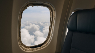 На рейсе Ryanair произошла разгерметизация: пассажиры спасли соседа, которого едва не вытянуло в иллюминатор