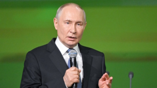 Ответы на удары противника, совершенствование ВС РФ и ситуация с нефтепродуктами. О чем говорил Путин на форуме ОНФ
