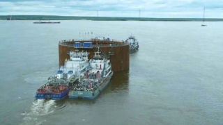 Второй коффердам под центральную опору Ленского моста вывели в русло реки