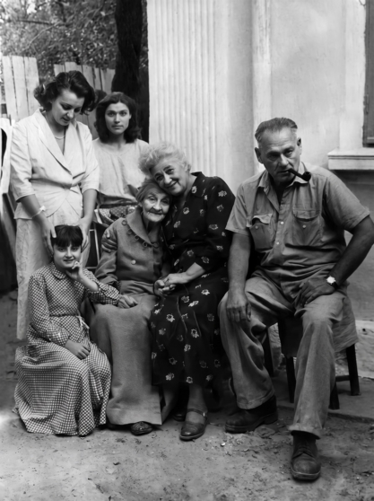 Фаина Раневская с родными в Румынии. С мамой, братом и племянницей