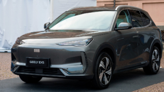 Geely запустила в России продажи нового гибрида EX5 EM-R: цены от 3,46 млн рублей