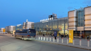 Силовики задержали в аэропорту Екатеринбурга мужчину, подозреваемого в угрозах четырем детям пистолетом