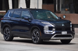 Плюсы и минусы гибридного кроссовера Mitsubishi Outlander нового поколения