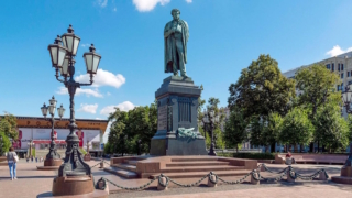 Москвичи смогут определить судьбу знаменитого памятника Пушкину на тестовом голосовании