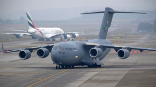Американский военный самолет C-17 приземлился в Москве