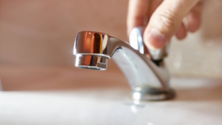 Когда жителям Екатеринбурга вернут горячую воду: коммунальщики разошлись в прогнозах