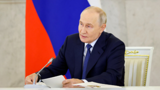 Путин поручил правительству принять программу восстановления складов после атак ВСУ