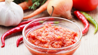 Простой рецепт аджики с хреном и яблоками: готовлю десятки банок на зиму и больше не покупаю магазинную