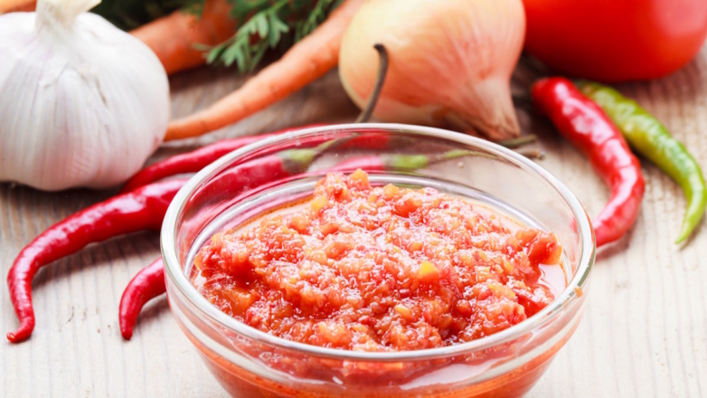 Простой рецепт аджики с хреном и яблоками: готовлю десятки банок на зиму и больше не покупаю магазинную