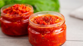 Аджика из печеных перцев и томатов: грузинская закуска, которую захочется есть ложками
