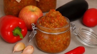 Вкусный рецепт овощной икры с яблоками: домашние съедают по банке в день
