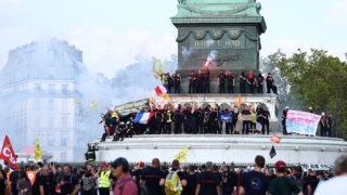Французские пожарные провели акцию протеста в Париже