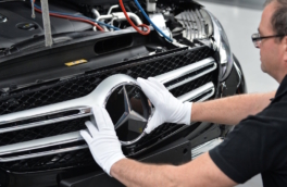 Mercedes-Benz пригрозил закрытием двух заводов в Германии, если сотрудники не согласятся работать по 40 часов в неделю