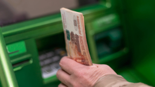 Вводить лимит на внесение наличных через банкоматы пока не планируют, заявили в Минфине