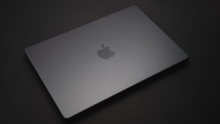 Apple представила первый в истории сенсорный MacBook Pro со светящимся яблоком