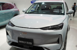 Гибридный кроссовер Geely EX5 EM-i получит полный привод в России
