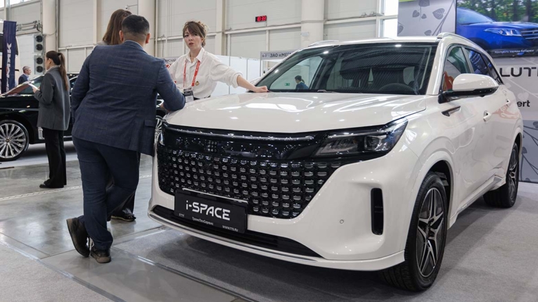 Nissan Leaf и Voyah Free стали самыми массовыми "зелеными" машинами в РФ