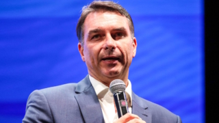 Флавиу Болсонару объявил себя "настоящим избранным президентом" Бразилии