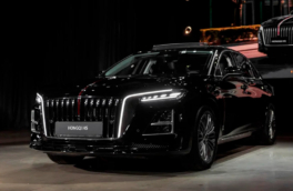 Обновленный седан Hongqi H5 приехал в Россию с 15,6-дюймовым экраном, рулевым селектором КПП и массажем