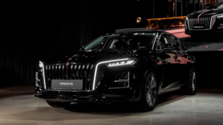 Обновленный седан Hongqi H5 приехал в Россию с 15,6-дюймовым экраном, рулевым селектором КПП и массажем