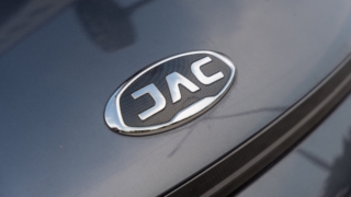 Обновленный JAC JS6 получил 7-ступенчатый "робот" и 174-сильный мотор